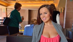 18 year old girl Ella Woods nudes on a vibrator after slowly removing clothing